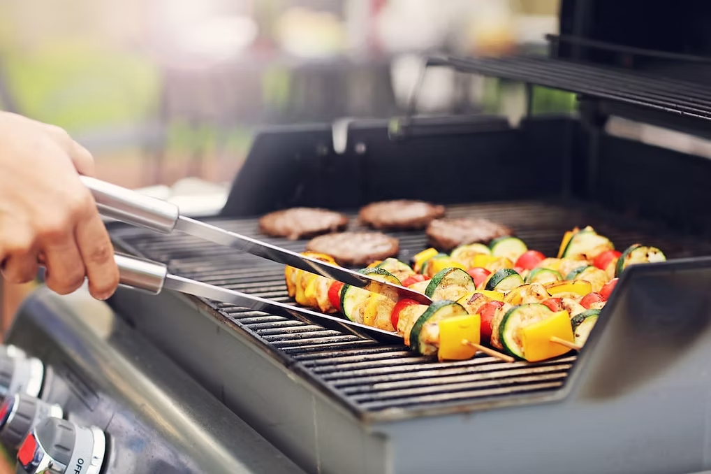 Should You Choose a Gas or Charcoal Grill for Barbecuing